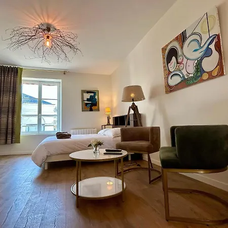 Apartment Centre-ville Entierement Renove